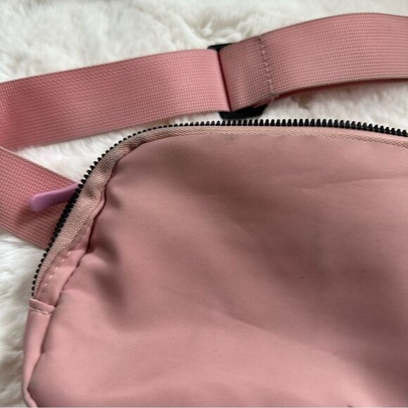 Lululemon pink Fanny pack / belt bag - Picture 5 of 16
